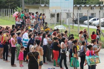 Familiares esperan por noticias después de un violento enfrentamiento entre dos facciones rivales en un complejo peniten