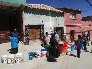 La población tendrá que seguir recibiendo agua de cisterna por algún tiempo más.