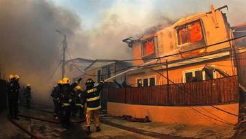 Un incendio destruye 100 casas en Chile