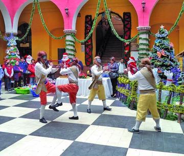 Los bailarines de San Pedro demostraron habilidades.