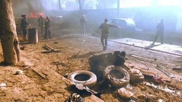 Las fuerzas de seguridad buscan víctimas en medio de escombros en la frontera turco siria.