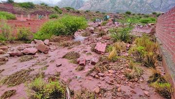 Rescatan a 13 personas en medio del lodo por la riada en Tarapaya
