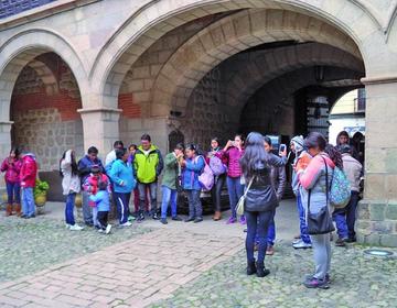 Los turistas a su paso por este edificio colonial.