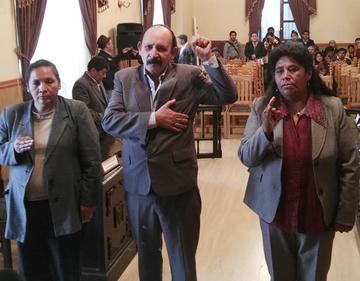 Los concejales Cledy Ruíz, René Navarro y Olga Vilacahua juran a sus cargos en el hemiciclo.