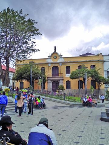 El edificio se ubica en la plaza 10 de Noviembre.