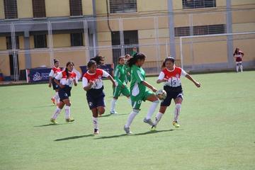 La defensora Nilda Ibarra (d), de Potosí, marca a su rival.
