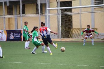 La jugadora Dania Coro, de Potosí remata el balón.