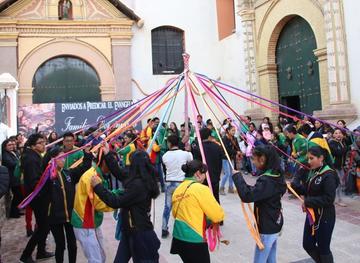 Jóvenes bailan el popular trenzado