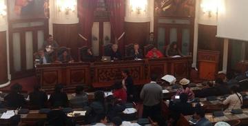 La interpelación inició pasadas las 19:00 con el cuórum reglamentario.
