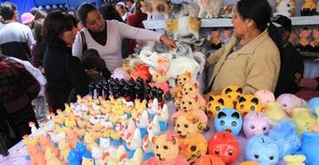 Artesanos arman puestos por preferia de la Alasita en la ciudad de La Paz