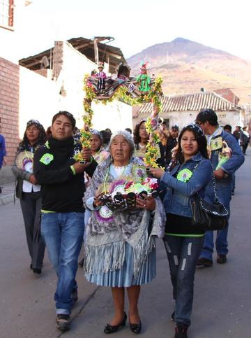 Los pasantes llevan las imágenes.