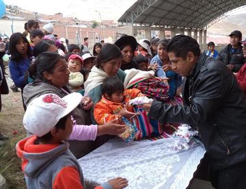 Garabito compartió con los niños.