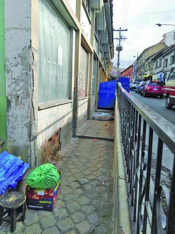 Alquilan área peatonal y no se conoce quien lo autorizó