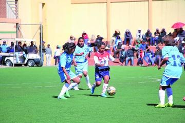 María Arispe  (c) se saca la marca de sus rivales para convertir el tercer tanto de la selección.