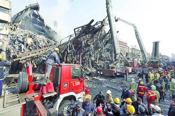 Colapso de un edificio en Irán causa decenas de fallecidos
