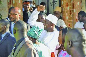 Barrow jura como presidente de Gambia en medio de crisis