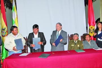 Gobierno transfiere un terreno para construir edificio para la Felcc