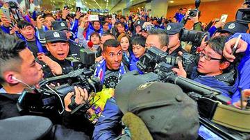 Una multitud recibe a Tévez en Shanghai