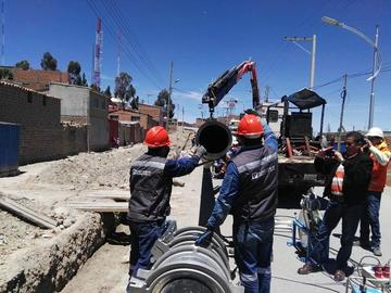 No es fácil manipular tubos de 700 kilos de peso.