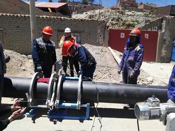 La Empresa Q & Q recurre a la termofusión para unir las tuberías.