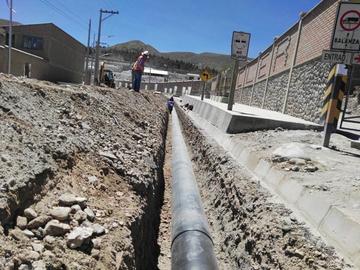 La tubería ya está siendo enterrada en un primer tramo.