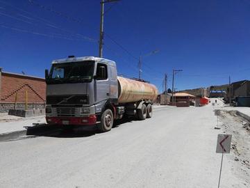 El carro cisterna que trajo agua desde la zona de Pucara.