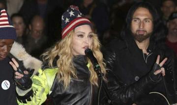 Cantante Madonna  marcha con artistas