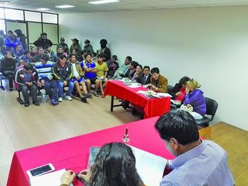 Los internos junto a sus abogados.