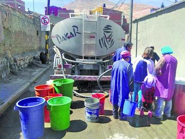 Las zonas consideradas críticas seguirán recibiendo el agua a través de carros cisterna.