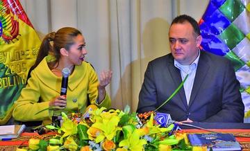 La nueva ministra recibe el despacho en Planificación