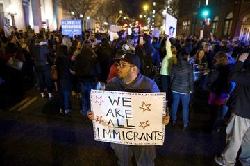 Manifestantes contra el presidente de Estados Unidos protrestan cerca a la Casa Blanca.
