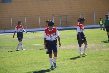 Las jugadoras salen cabizbajos tras la derrota.