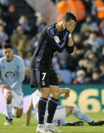 El delantero del Real, Cristiano Ronaldo, se lamenta.