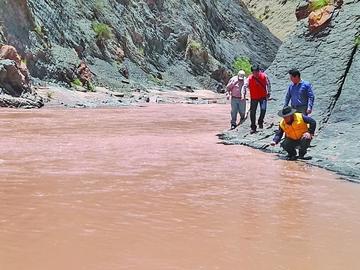 El alcalde y sus técnicos en orillas del río Pilcomayo.