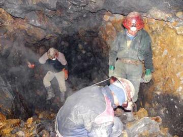La Policía rescata a 14 mineros atrapados en mina de Cochabamba