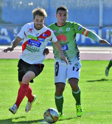 Cristian Alessandrini, de Nacional, intenta ganar la pelota.