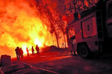 Bomberos combaten un incendio forestal en la localidad de Portezuelo, en la provincia de Ñuble, al sur de Santiago.