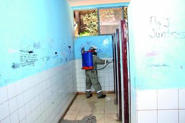 Sedes fumiga las unidades educativas de Potosí