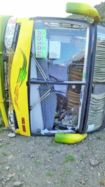 Un muerto y 13 heridos dejó un accidente