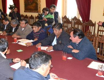Gobierno y la COB declaran un cuarto intermedio 