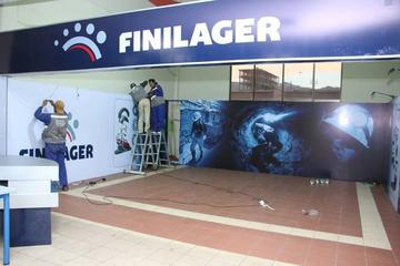 Las empresas en plena etapa de instalación de sus centros de exposición.