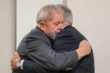 El exmandatario recibe un abrazo de condolencia del también expresidente brasileño Henrique Cardoso.
