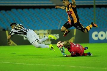 El jugador del Wanderers, Manuel Castro (i) en acción ante Marvin Bejarano y Daniel Vaca .