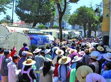 Los vecinos de ambos grupos se concentraron en el acto de entrega.