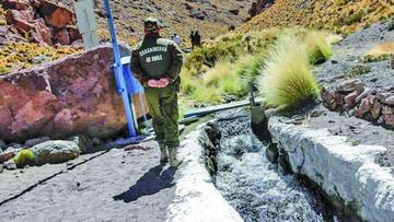 Las aguas potosinas van Chile a través de canales artificiales.