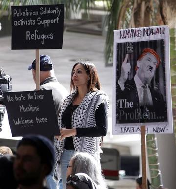 EE.UU. devuelve miles de visas revocadas por veto migratorio