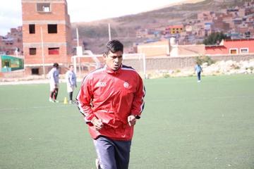 El defensor Santos Amador.