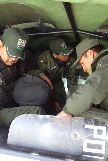 Cinco patrullas antimotines fueron a rescatarlos.