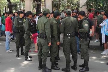 Turba de comunarios casi lincha a 2 policías