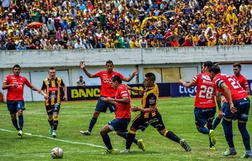 Wilstermann trata de poner fin a uno de los ataques del conjunto paceño.